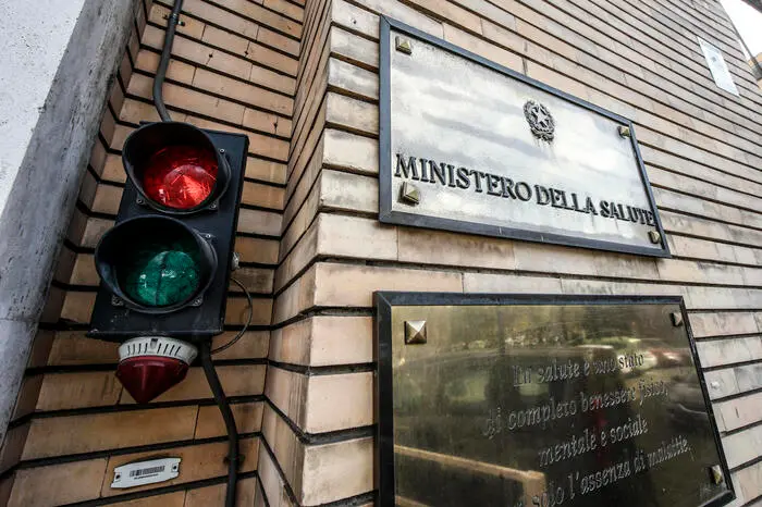 La sede del Ministero della Salute dove è in corso una riunione sul vaccino J&J, Roma, 13 aprile 2021. ANSA/FABIO FRUSTACI