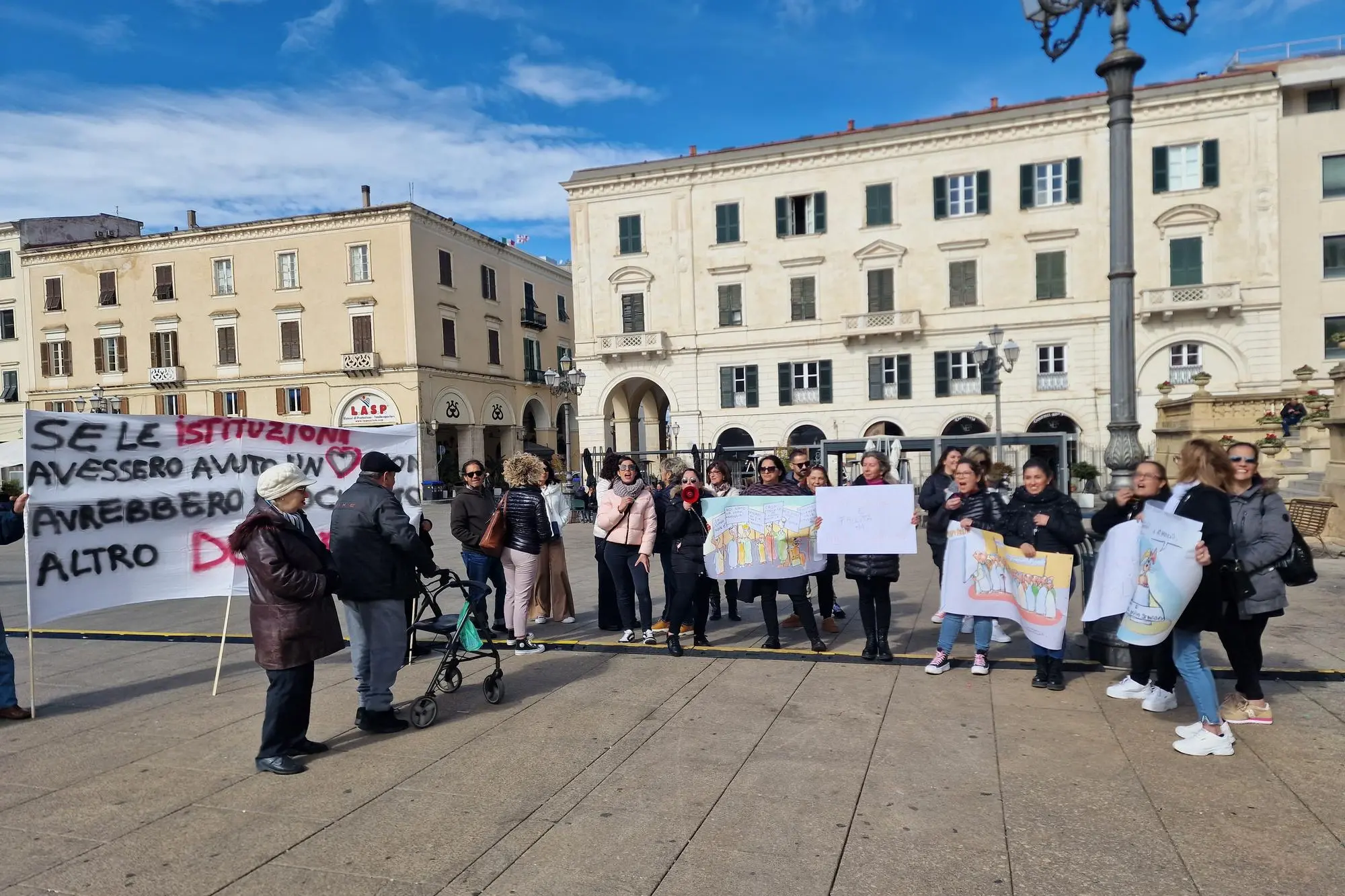 Sit-in a Sassari contro la chiusura della Divina provvidenza (foto Floris)