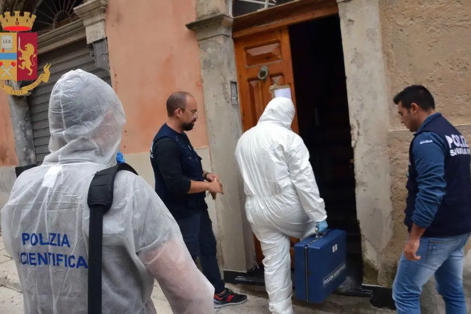 La polizia Scientifica intervenuta dopo il ritrovamento del corpo (Ansa)