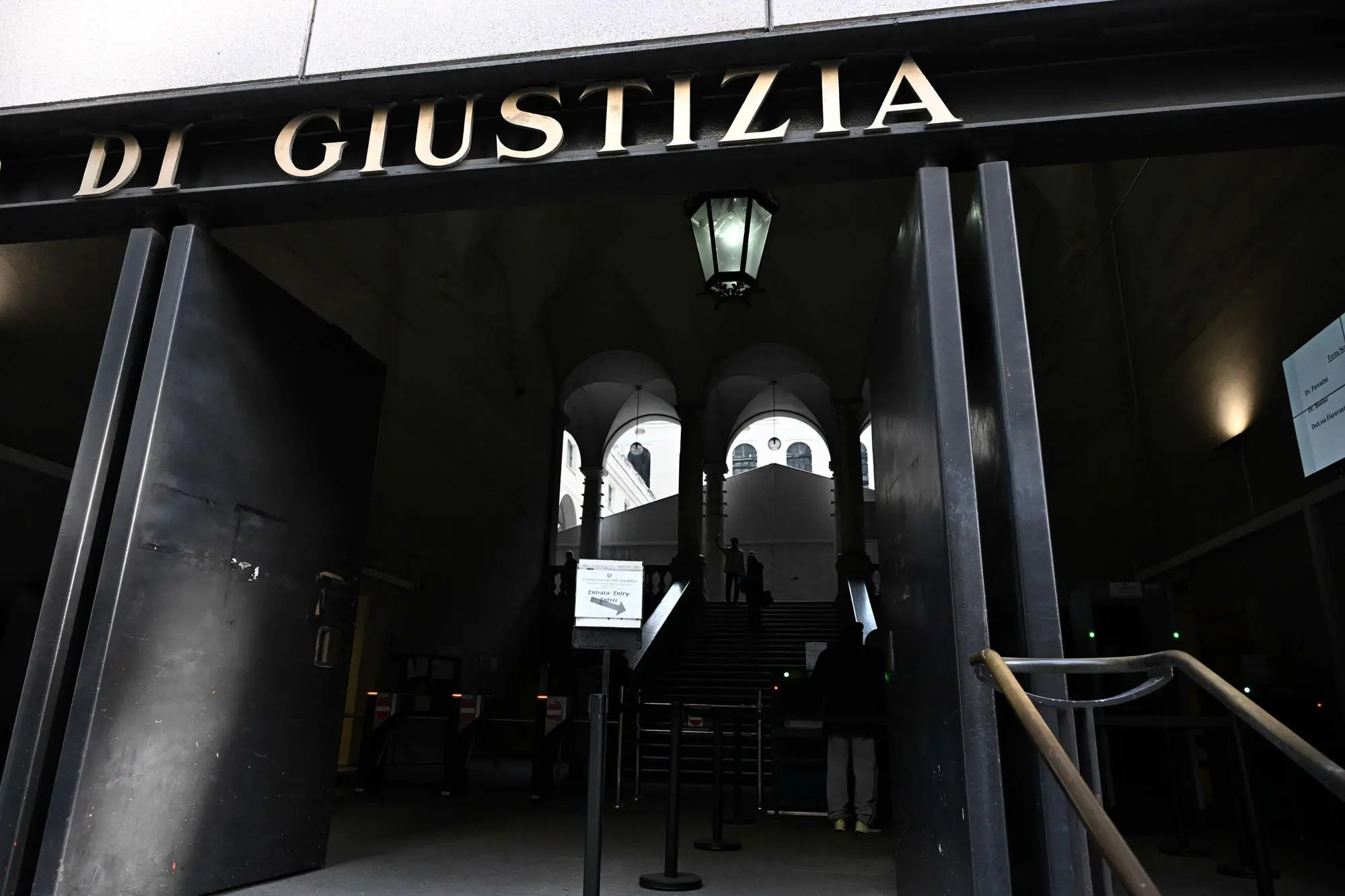 L'ingresso del palazzo di giustizia di Genova (Ansa)