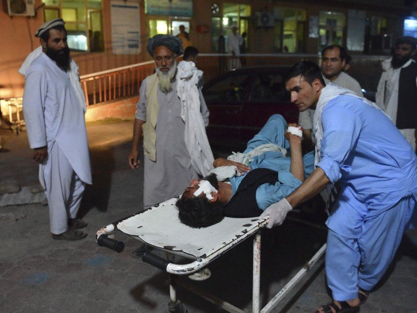 Afghanistan, kamikaze si fa esplodere in mezzo alla folla: 20 morti
