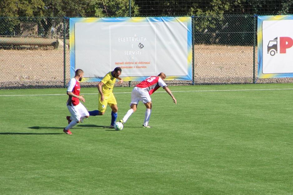 Mancosi (maglia gialla), attaccante del Cos Ogliastra Sarrabus (foto L'Unione Sarda - Andrea Serreli)