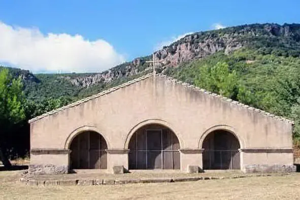 La chiesetta campestre di Santa Prisca a Pau (foto Antonio Pintori)