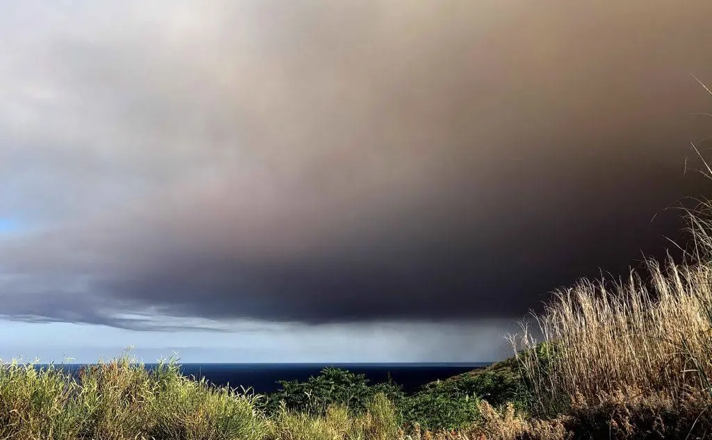 Una nube di fumo ha invaso l'isola