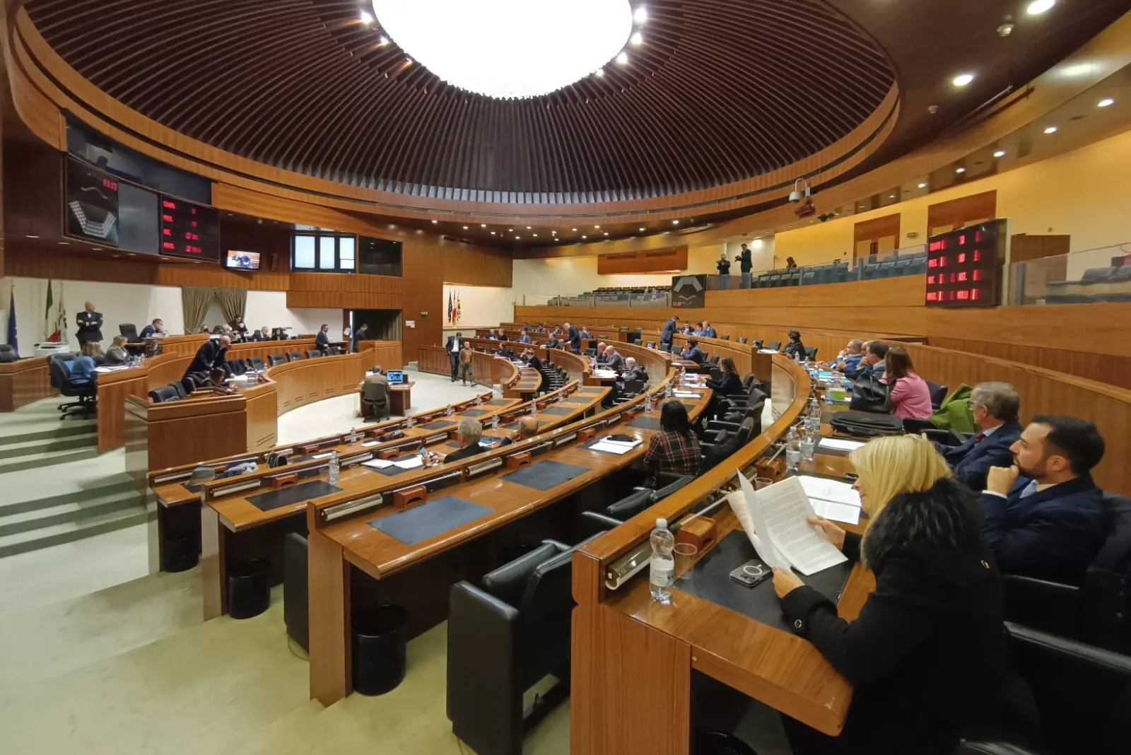 L'Aula del Consiglio regionale stamattina, durante la discussione generale della manovra (foto Murgia)