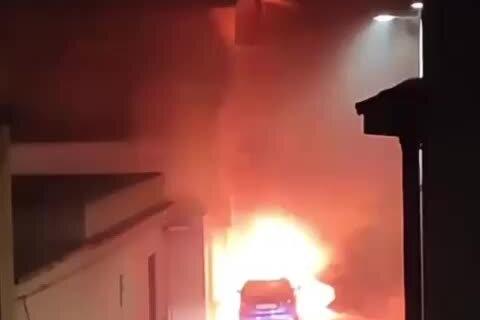 Auto distrutte dal fuoco a Pirri, danni a un edificio