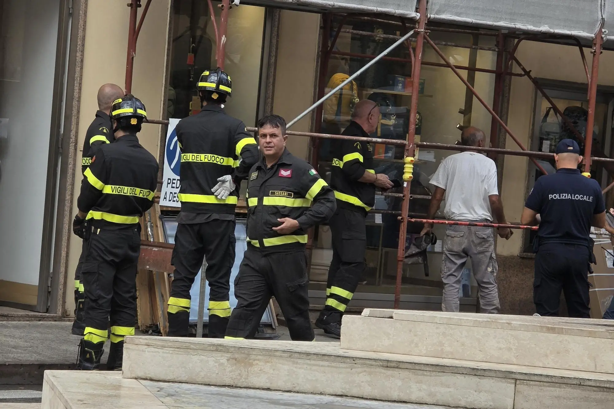 Vigili del fuoco e polizia locale sul posto (Foto: Floris)