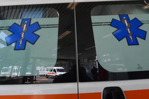 Un'ambulanza del 118 all'esterno del Pronto Soccorso dell'ospedale S.Martino di Genova, 1 agosto 2018. Si registra maggiore afflusso di pazienti ma nessuna criticita' particolare. ANSA/LUCA ZENNARO