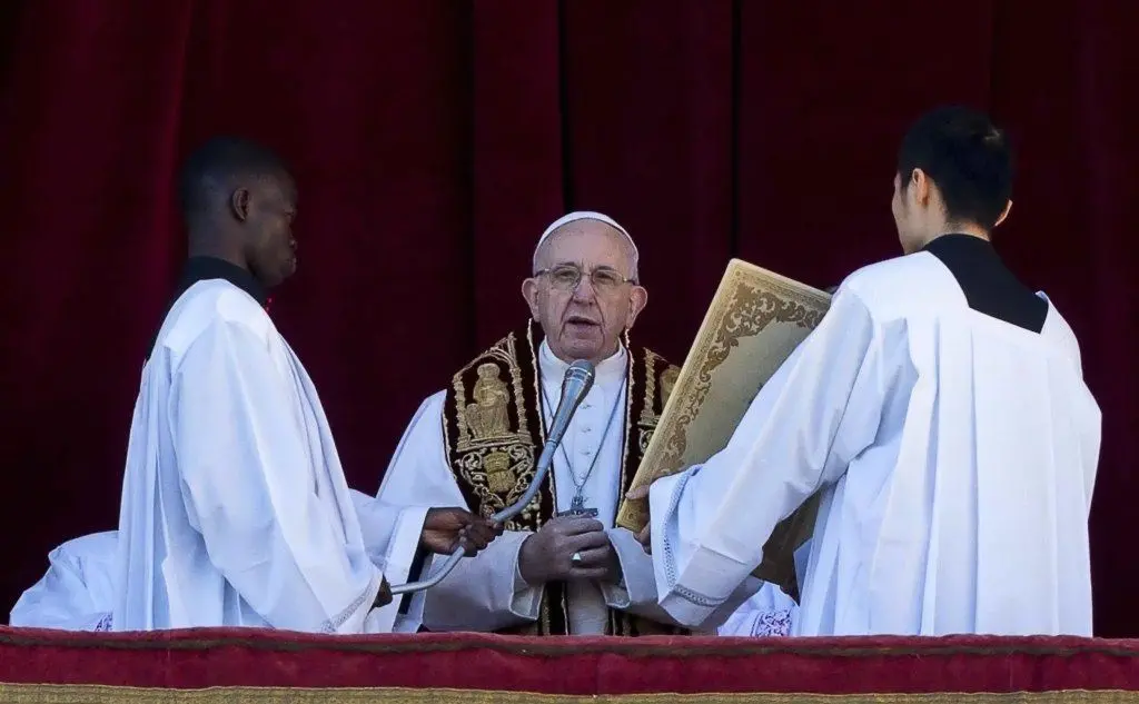 La tradizionale benedizione urbi et orbi del Papa (Ansa)