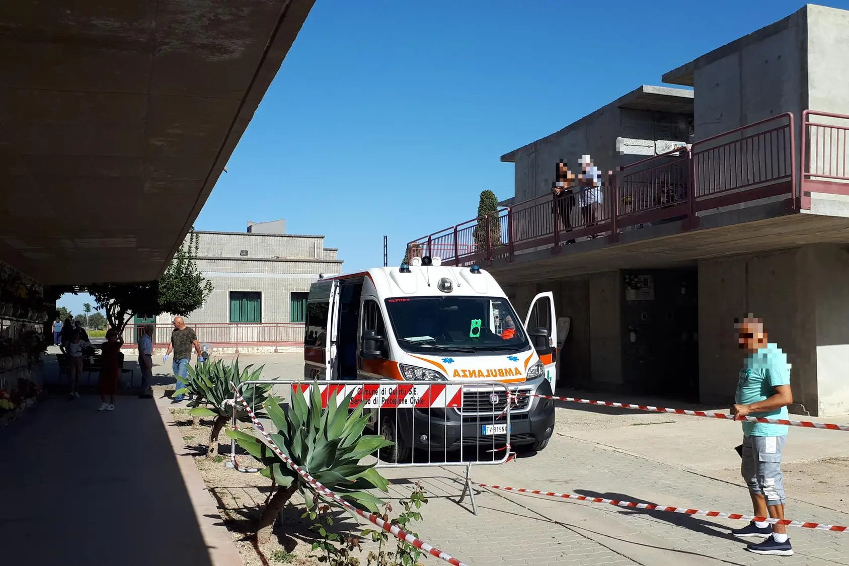 L'intervento dell'ambulanza al cimitero di Quartu (foto Daga)
