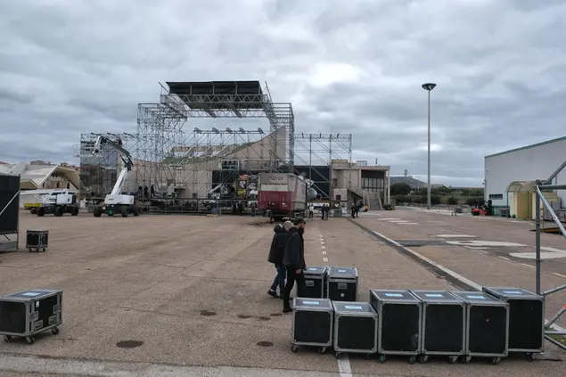 Il palco per il concerto di Marco Mengoni in allestimento (Ungari)
