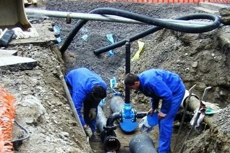 Operai di Abbanoa al lavoro (L'Unione Sarda)