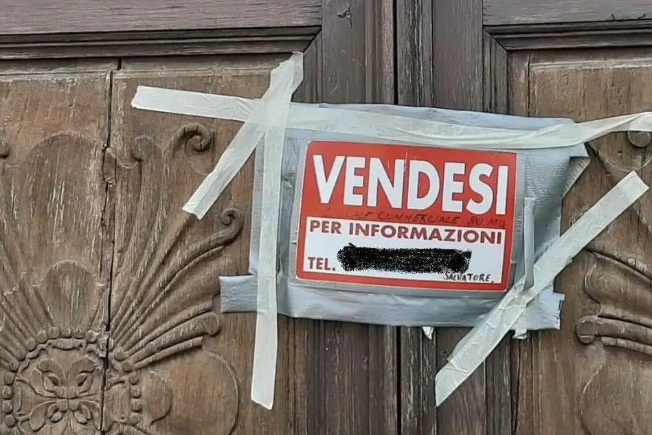 Il cartello affisso sul portone della chiesa (L'Unione Sarda - Pinna)