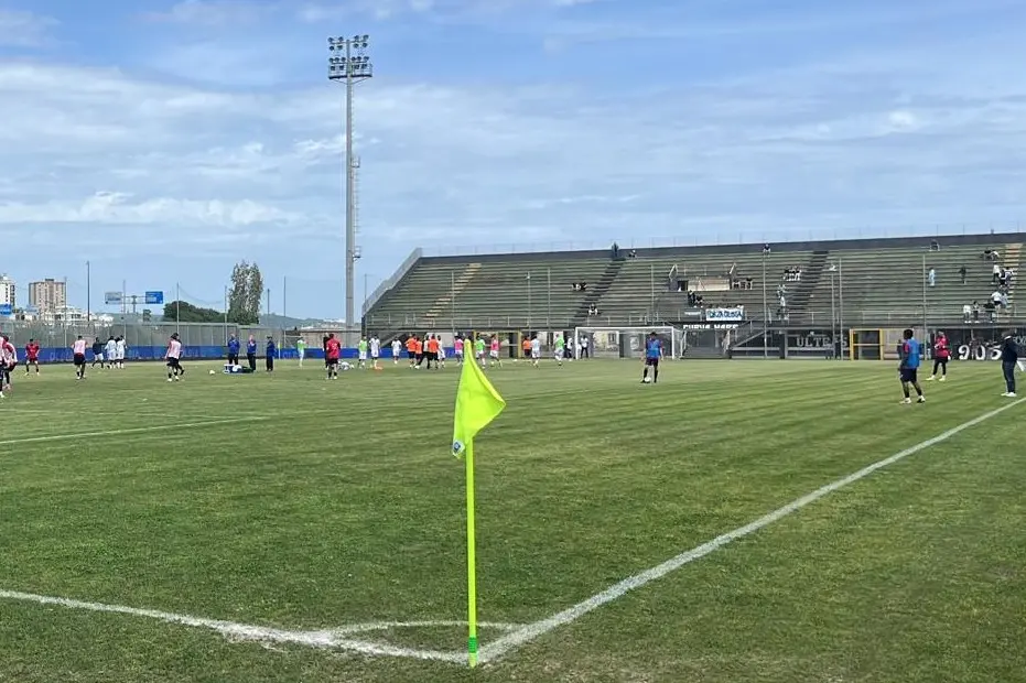 L’Olbia in campo al Nespoli durante una seduta di allenamento (foto Ilenia Giagnoni)