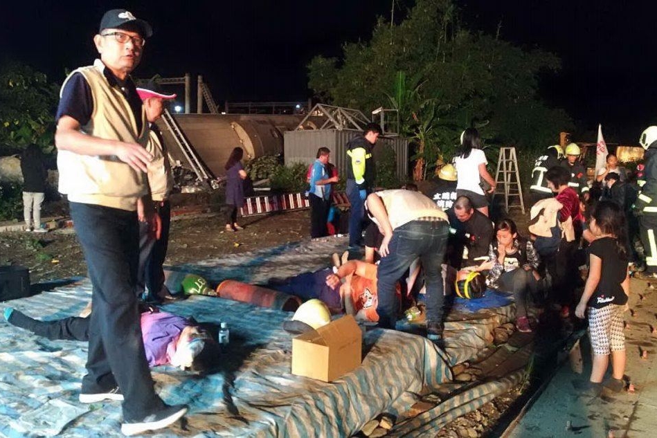 I soccorritori, le vittime, i feriti, tragedia a Taiwan (Ansa)