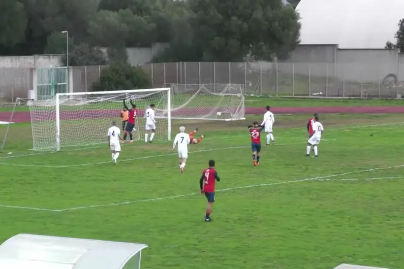 La difesa dell'Arzachena in azione contro il Coghinas (foto Ilenia Giagnoni)