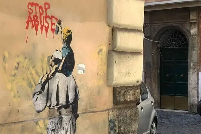 Il graffito comparso a Roma (foto da Facebook @Tvboy)