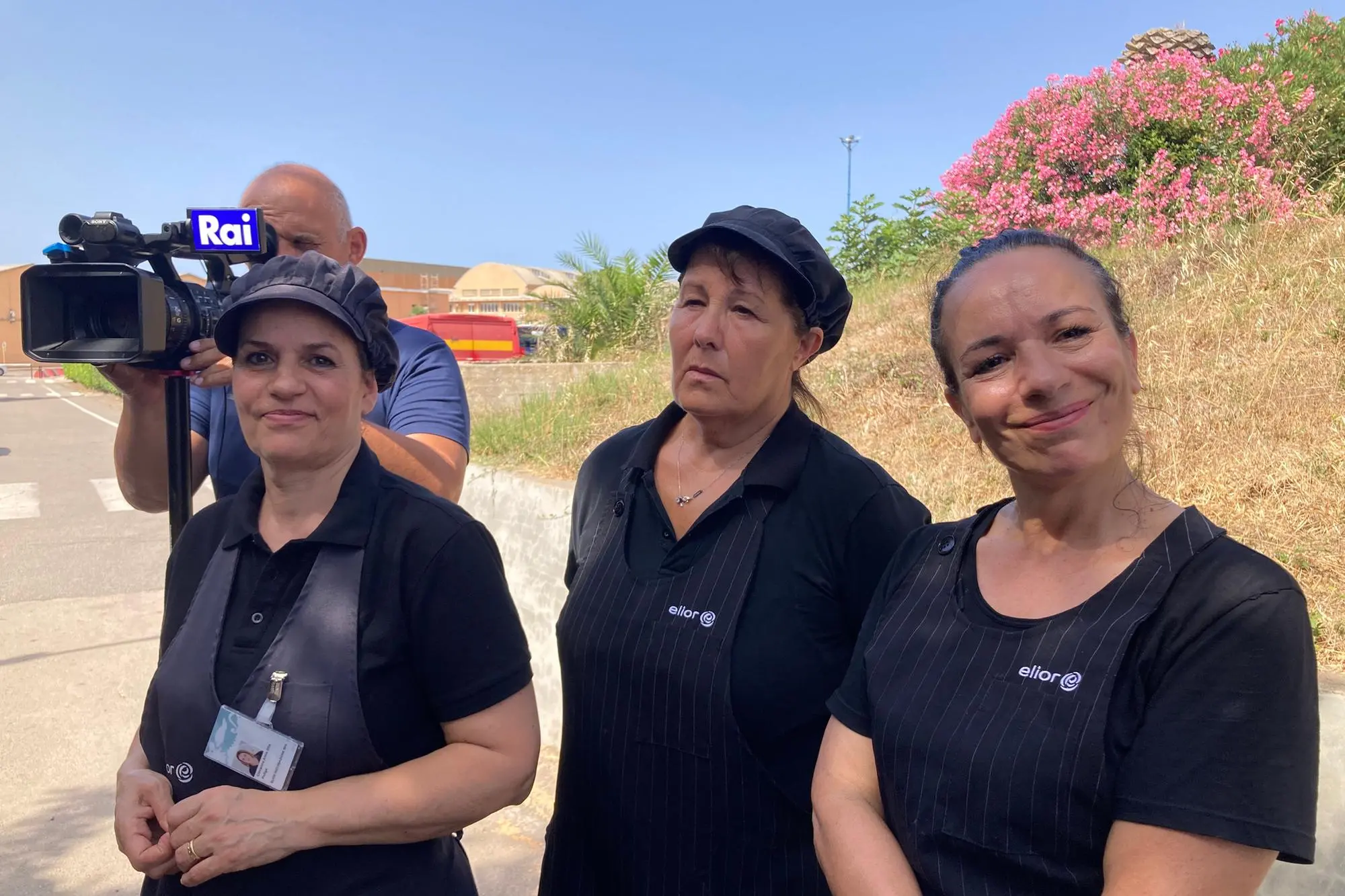 Le lavoratrici della mensa fuori dalla sala aziendale (foto Pala)