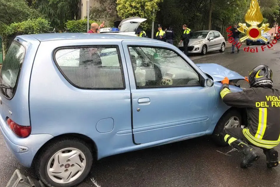 L'auto finita contro un albero a Nuoro (foto Vigili del fuoco)