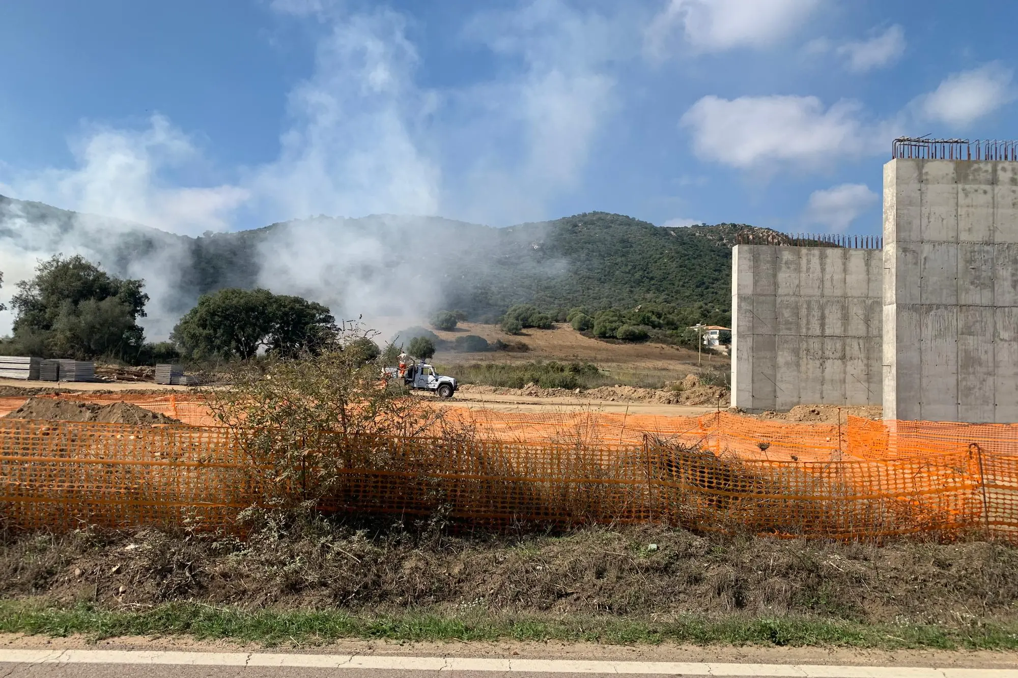 L'incendio vicino al cantiere Anas tra Tortolì e il bivio di Cea (foto Secci)