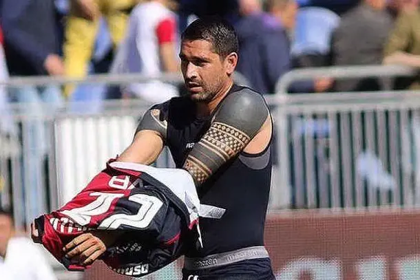Borriello si toglie la maglia per regalarla