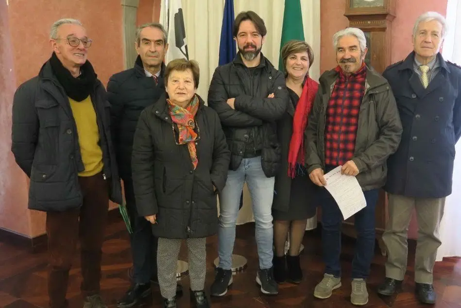 Al centro il sindaco di Sorso Fabrizio Demelas e i rappresentanti sindacali dopo la stipula dell'accordo (foto concessa dall'Amministrazione)