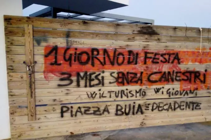 La scritta in piazza Eroi dell'Onda a Porto Torres (L'Unione Sarda - Pala)