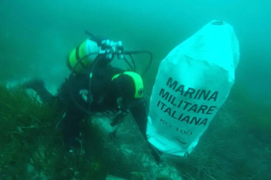 Un palombaro durante le operazioni (foto Marina militare)