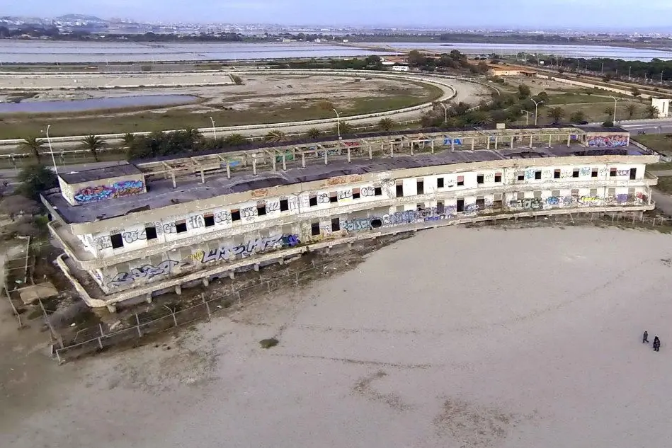 Il rudere dell'ex ospedale Marino sulla spiaggia del Poetto