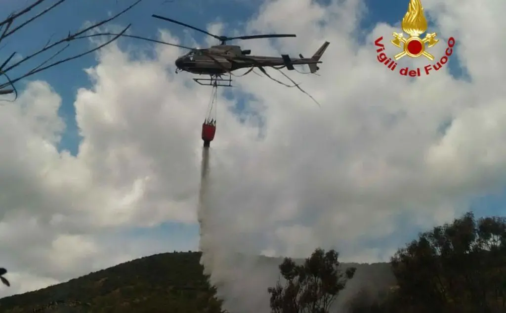 L'elicottero della Forestale (Foto vigili del fuoco)