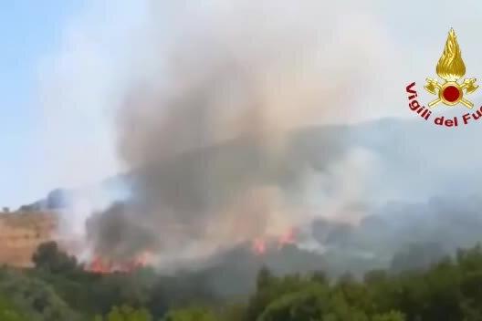 Incendi, Canadair in azione a Villa d'Orri