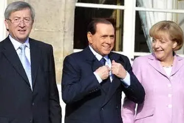 Berlusconi tra la Merkel e Juncker