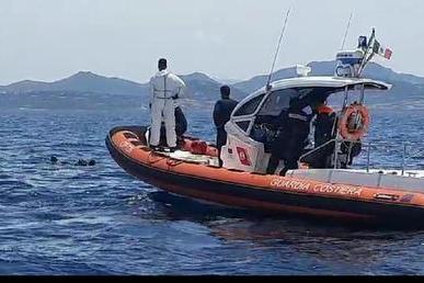 Motoscafo spezza in due una barca a vela: un morto, un disperso e 4 feriti