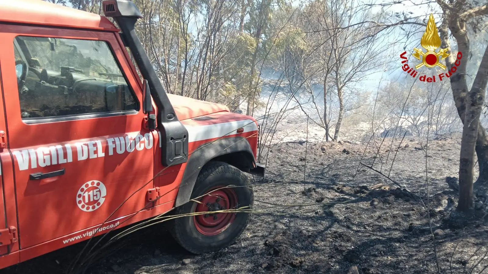 I vigili del fuoco in azione per l'incendio a Orosei