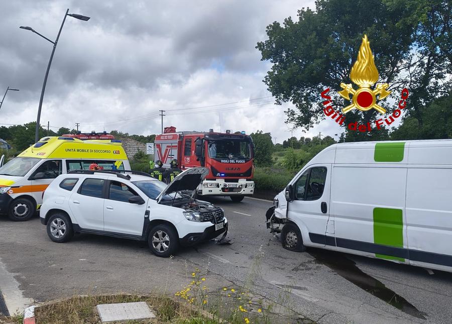 Frontale sulla sp 127 a Tempio, coinvolti un’auto e un furgone dell’ossigeno: un ferito in ospedale