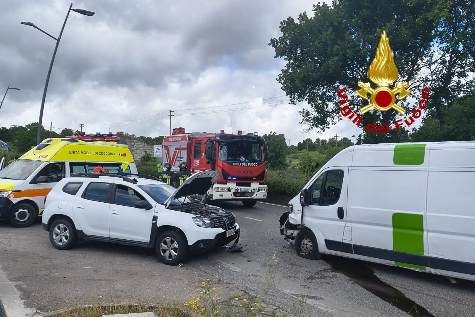 L'incidente alle porte di Tempio Pausania (foto vigili del fuoco)