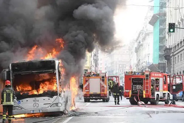 Autobus in fiamme a Roma (foto Ansa)