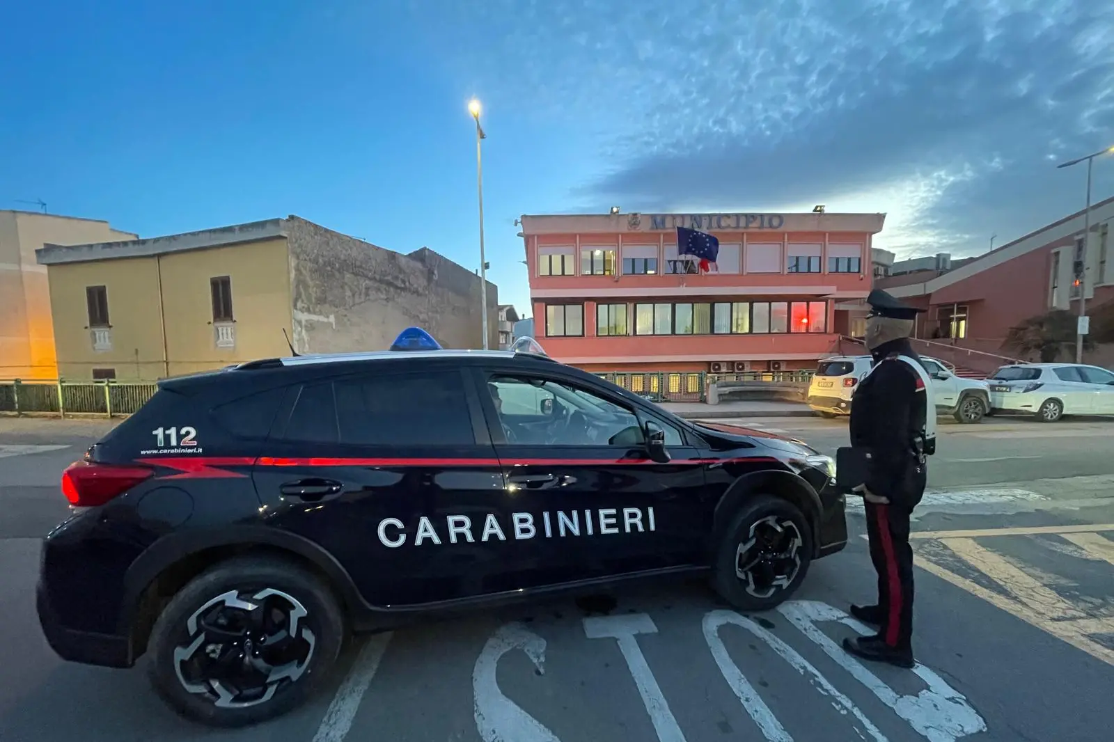 Carabinieri davanti al Municipio di Sestu