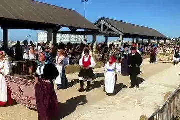 Porto Torres, la sfilata di costumi, pariglie e cavalieri dà il via al Palio di Santu Bainzu