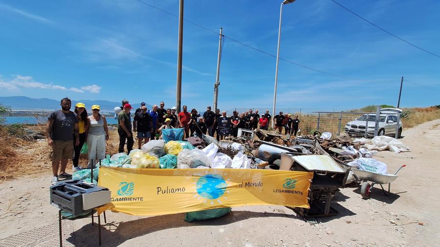 Tuvixeddu, nelle due cave del colle raccolti 62 sacchi di rifiuti e un’auto abbandonata