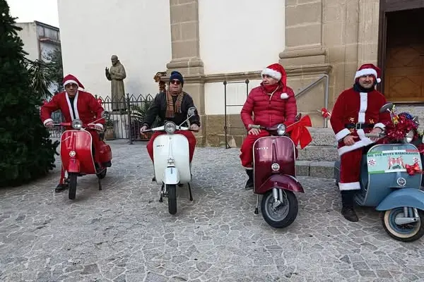 I Babbi Natale in Vespa