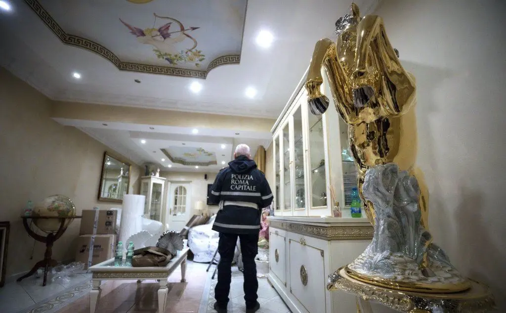 Un vigile all'interno delle ville abusive, tra affreschi e statue dorate