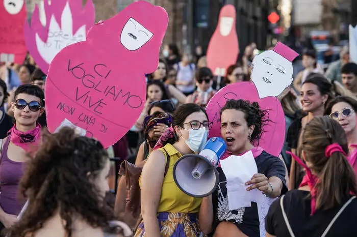 Manifestazione della rete nazionale Non Una di Meno contro femminicidi e violenze di genere in piazza Castello, Torino, 1 luglio 2021. ANSA/TINO ROMANO