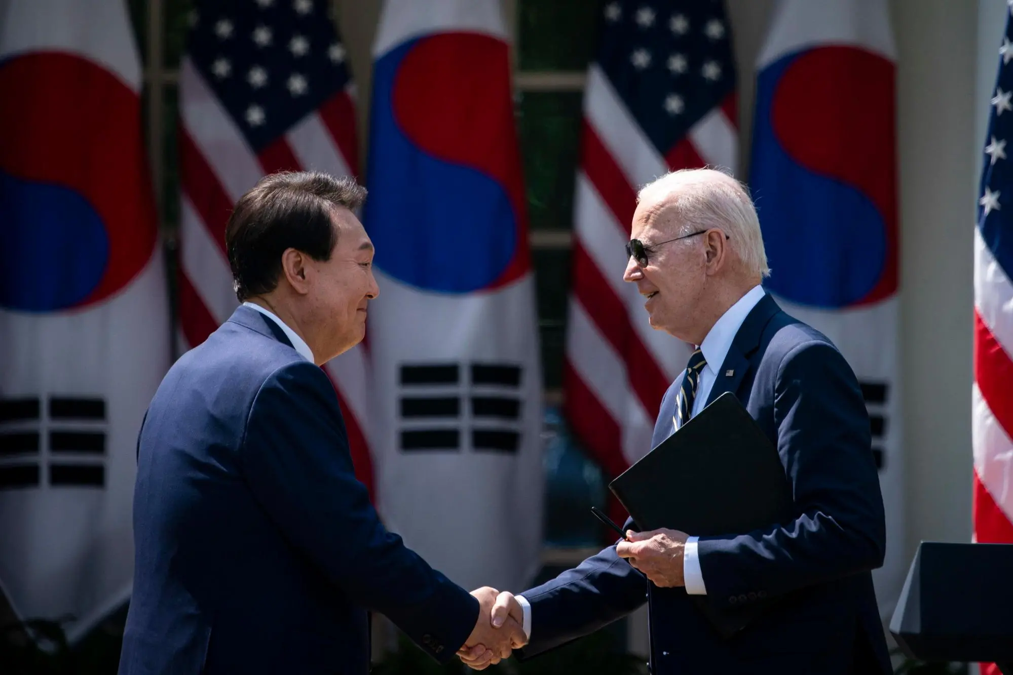 Biden con il presidente Yoon Suk Yeol (Epa)