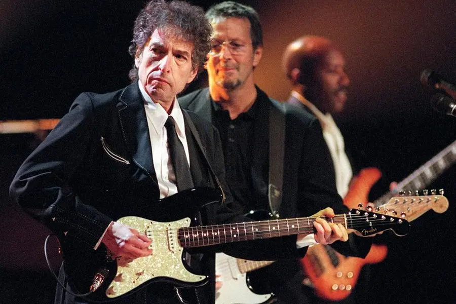 Bob Dylan in concerto con Eric Clapton (foto AP)
