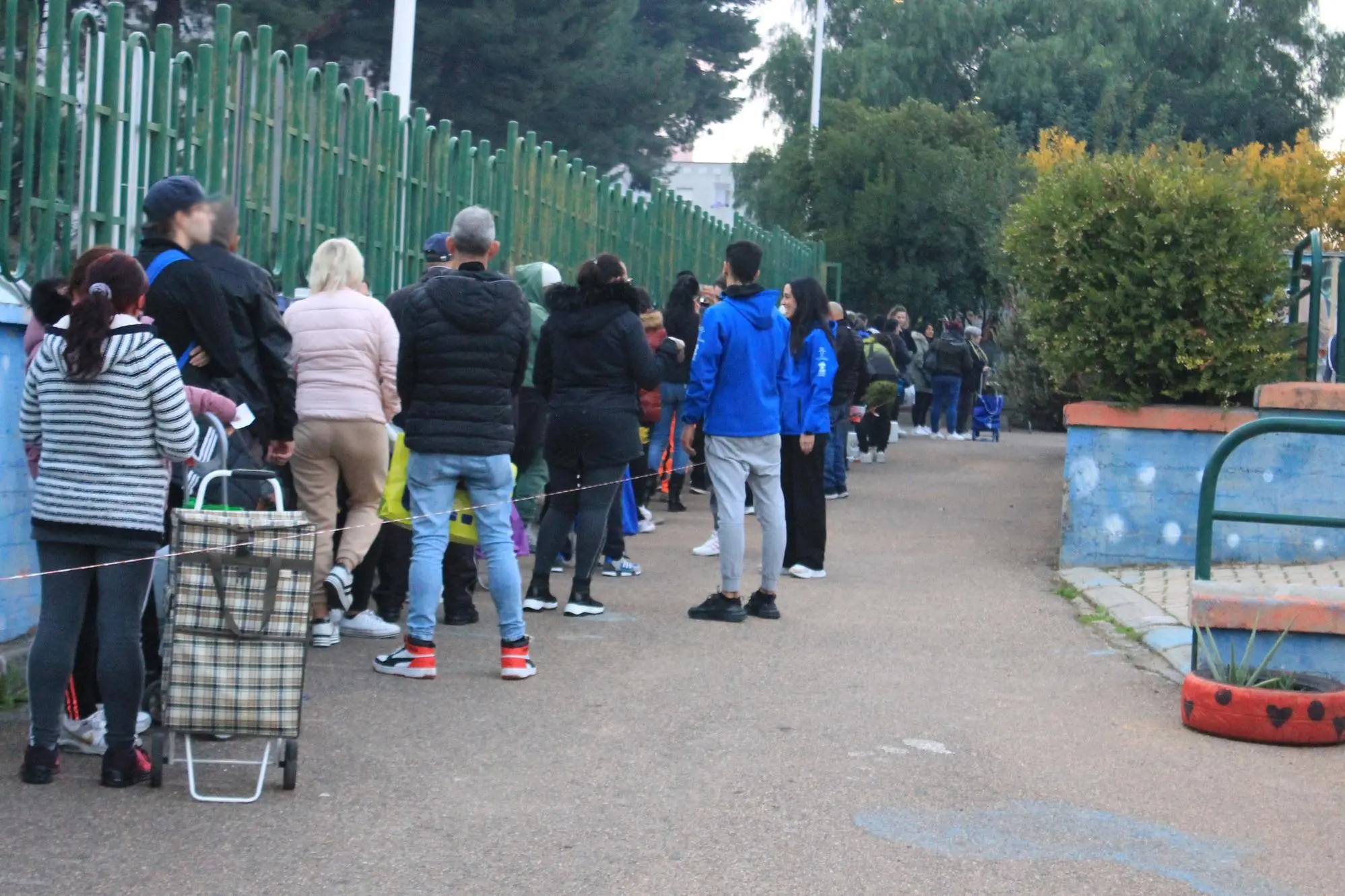 Persone in fila per ritirare alimenti all’Exmé di Pirri (Foto simbolo)