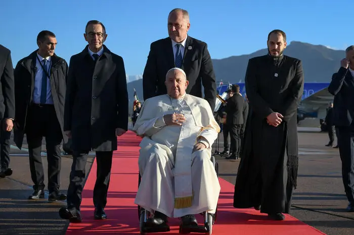 Papa Francesco in Corsica (Ansa)