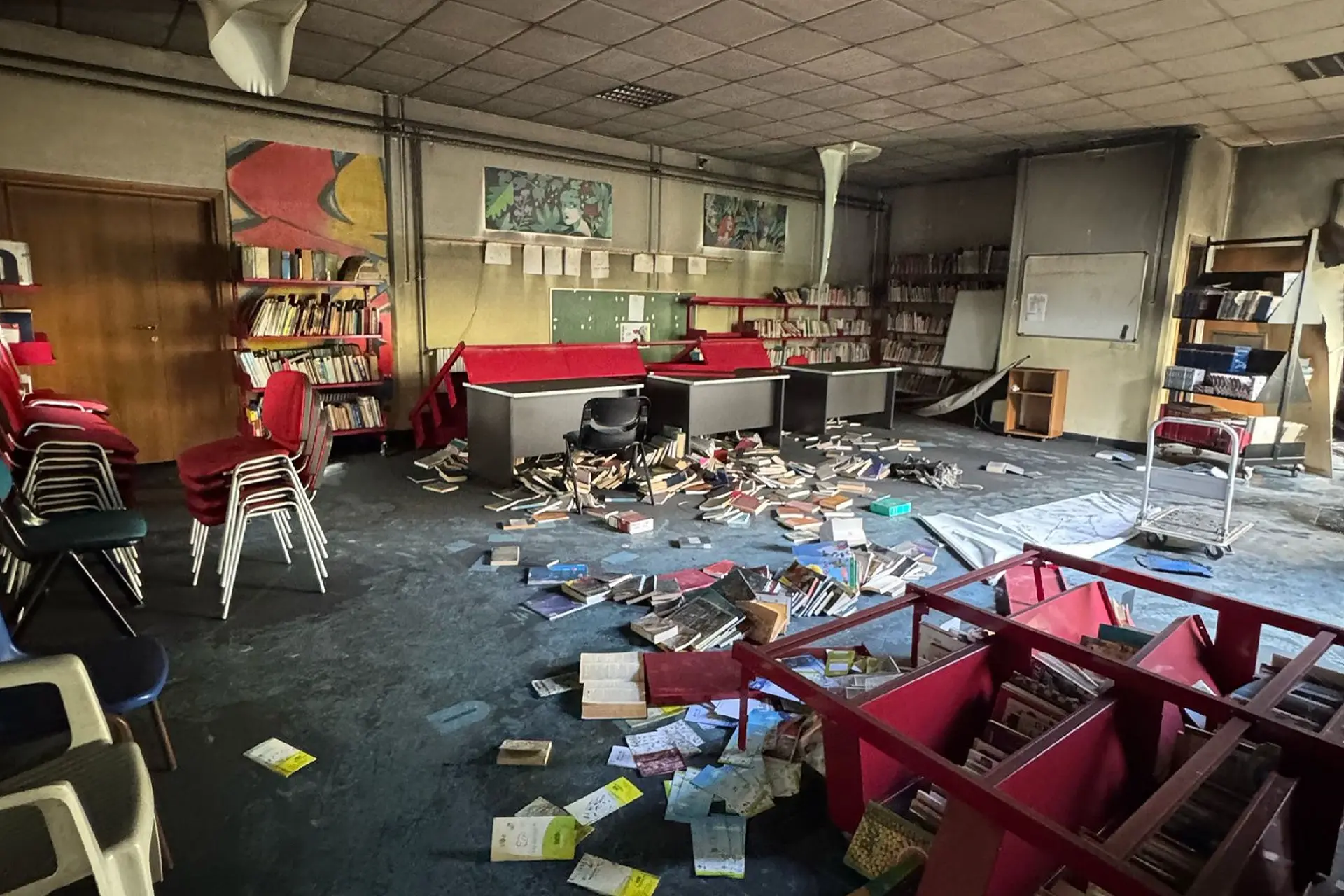 Il Centro di quartiere StraKrash dopo gli atti vandalici e l'incendio doloso