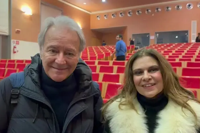 Sanluri, cala il sipario sulla pièce "Plaza Suite": il saluto di Corrado Tedeschi e Debora Caprioglio