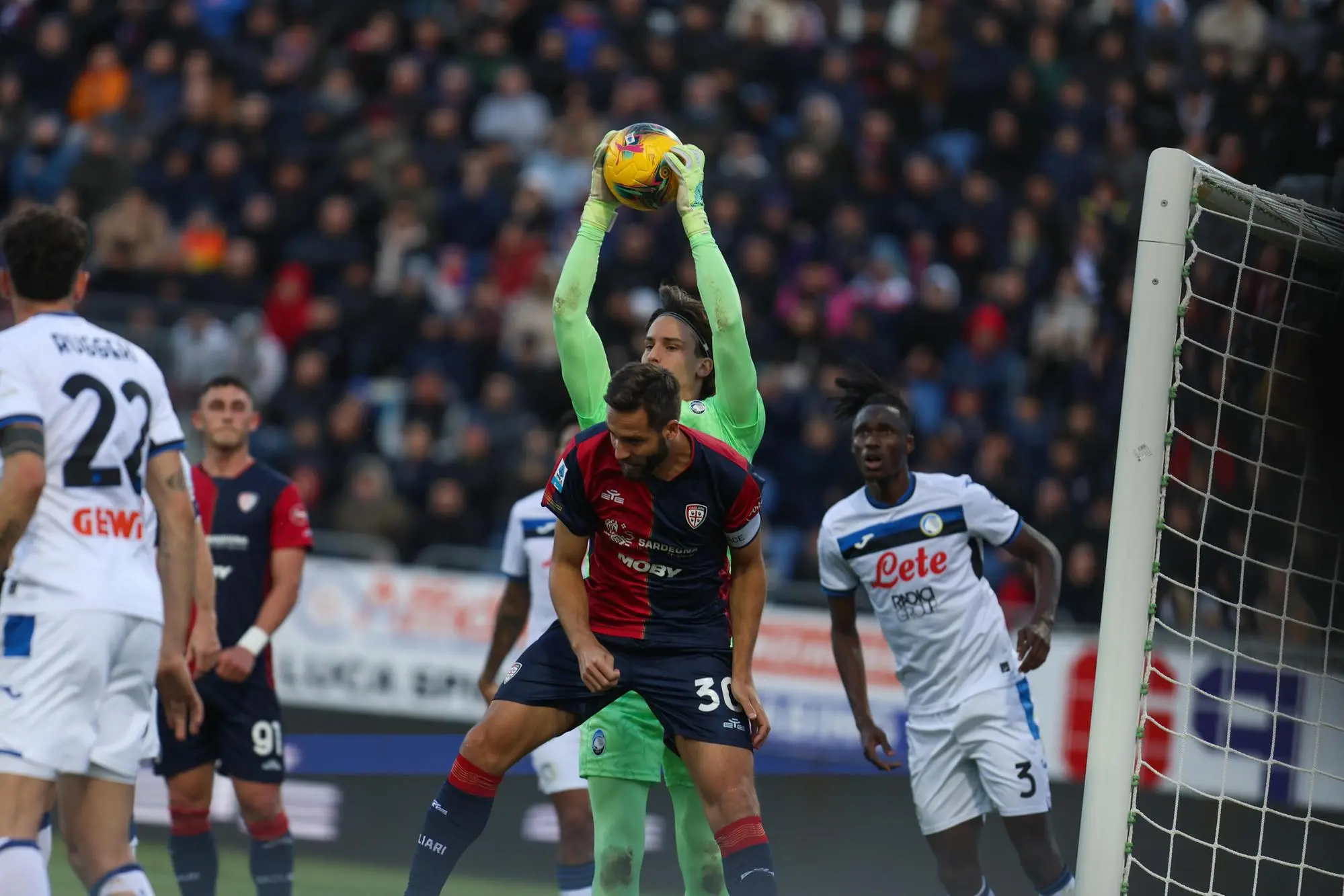 Leonardo Pavoletti e Marco Carnesecchi in Cagliari-Atalanta (foto Ansa)